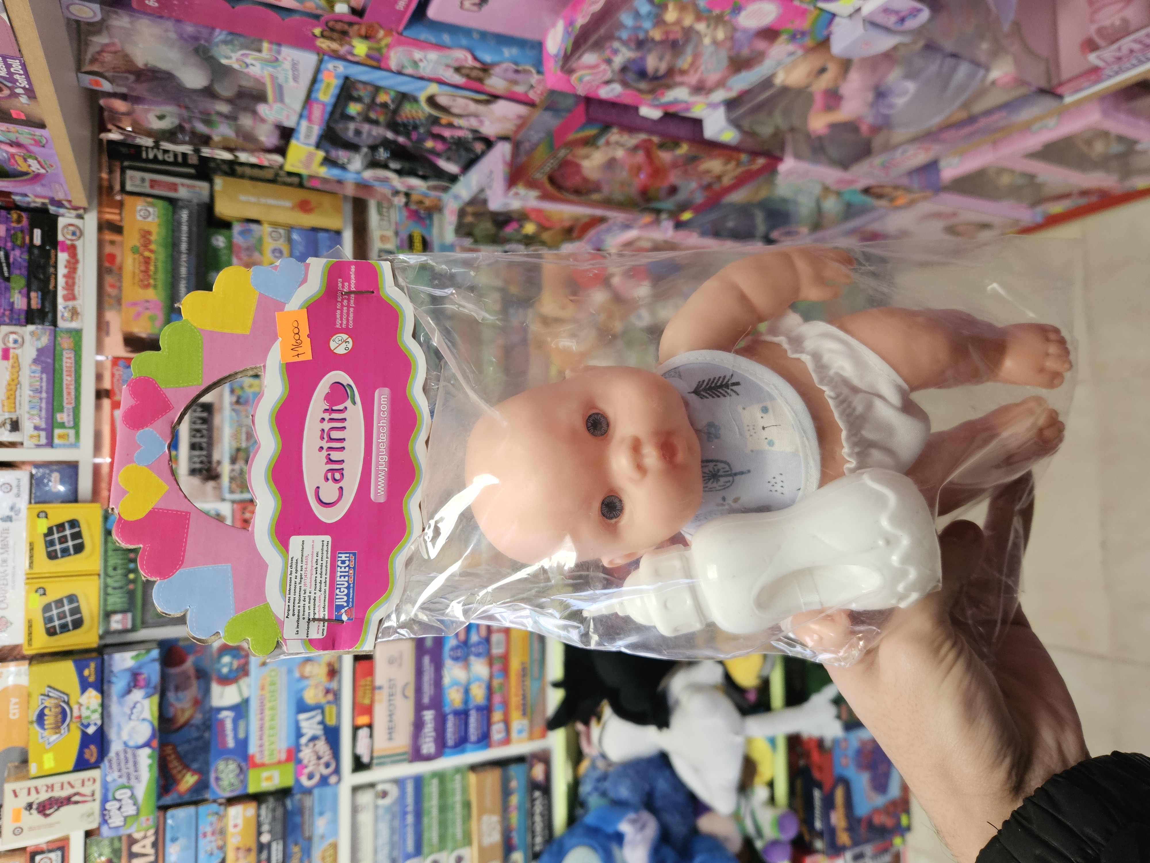Bebe con Babero y Mamadera
