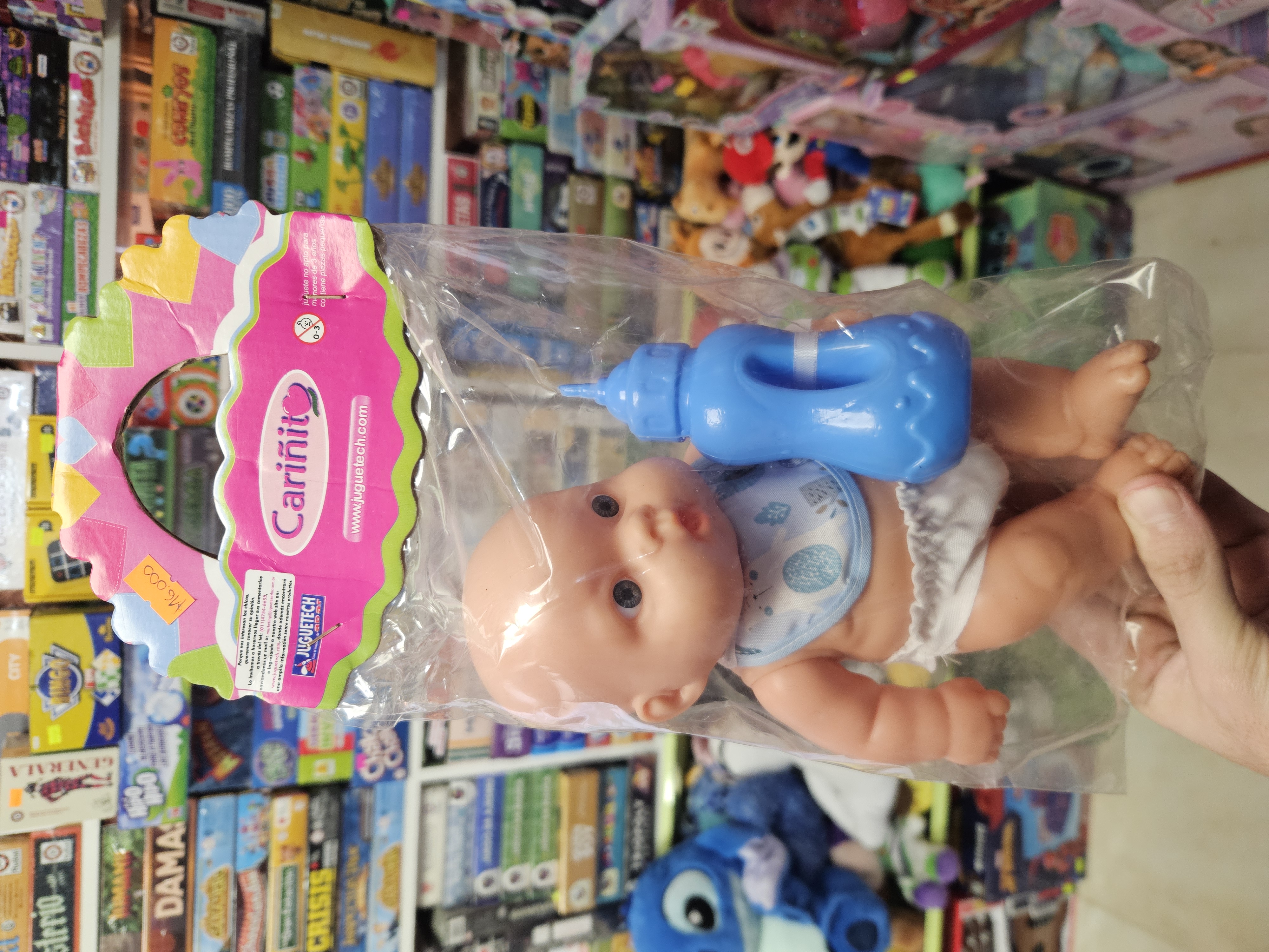 Bebe con Babero y Mamadera